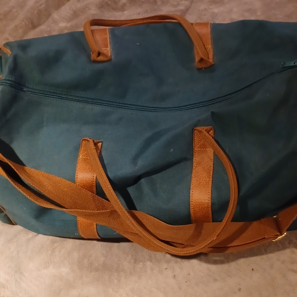 Duffle bag fancy straps are nice accents to this bag - Picture 6 of 10